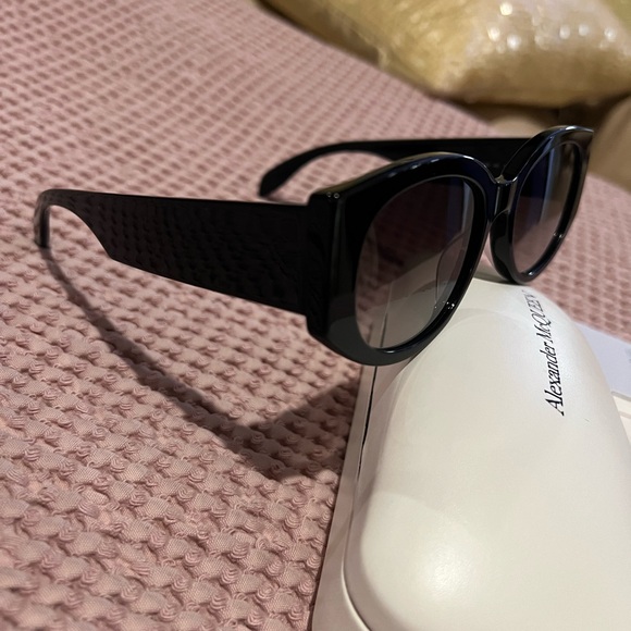 Alexander McQueen Graffiti Bold Black Sunglasses - Picture 3 of 7